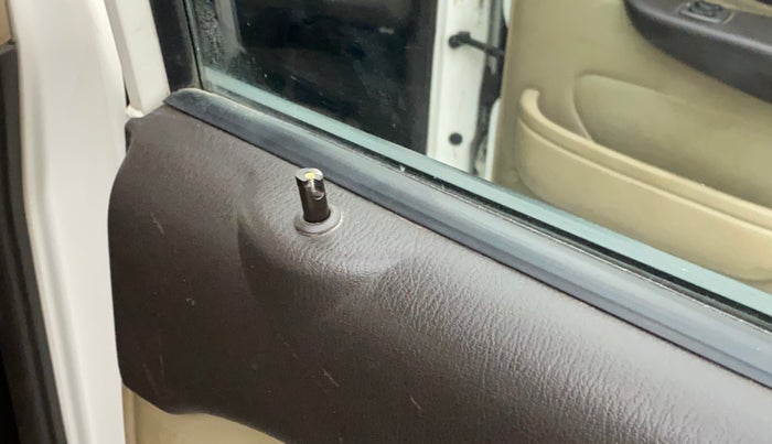 2013 Hyundai Santro Xing GL, CNG, Manual, 63,686 km, Lock system - Door lock knob has minor damage