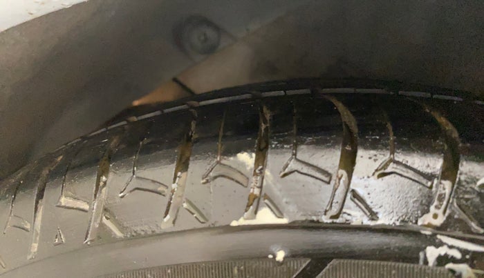 2016 Hyundai Grand i10 ASTA (O) AT 1.2 KAPPA VTVT, CNG, Automatic, 75,556 km, Right Rear Tyre Tread