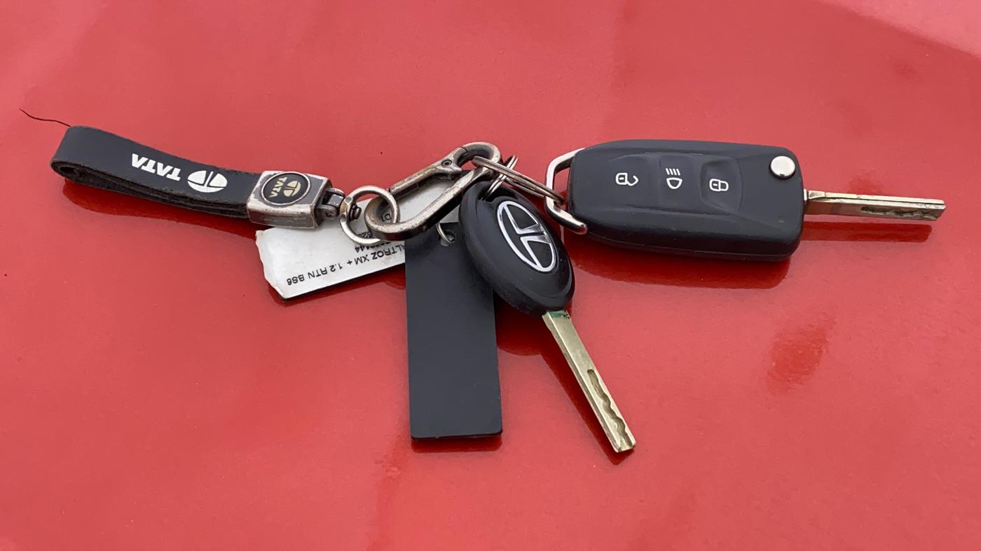 2020 Tata ALTROZ XM PLUS PETROL, Petrol, Manual, 69,456 km, Key Close Up