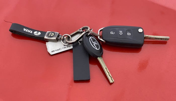 2020 Tata ALTROZ XM PLUS PETROL, Petrol, Manual, 69,456 km, Key Close Up