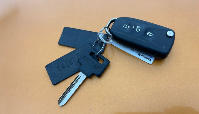 2016 Tata Tiago XM PETROL, Petrol, Manual, 68,448 km, Key Close Up