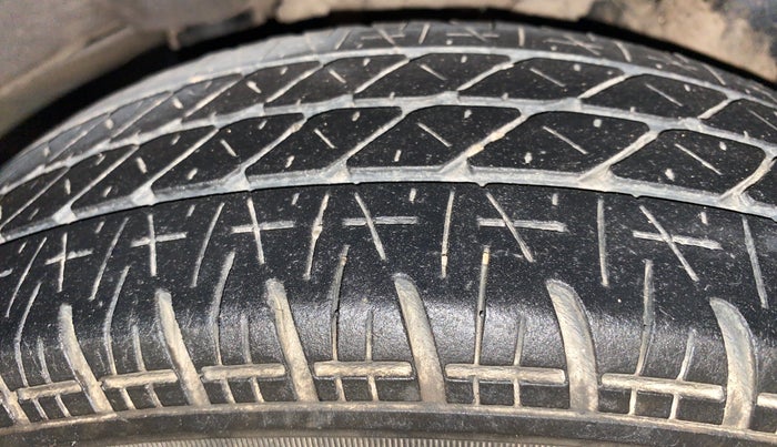 2016 Hyundai Eon ERA +, Petrol, Manual, 1,04,823 km, Left Rear Tyre Tread