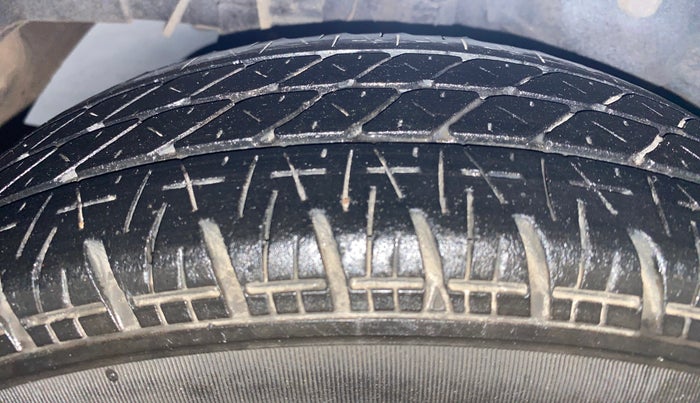 2016 Hyundai Eon ERA +, Petrol, Manual, 1,04,823 km, Right Rear Tyre Tread