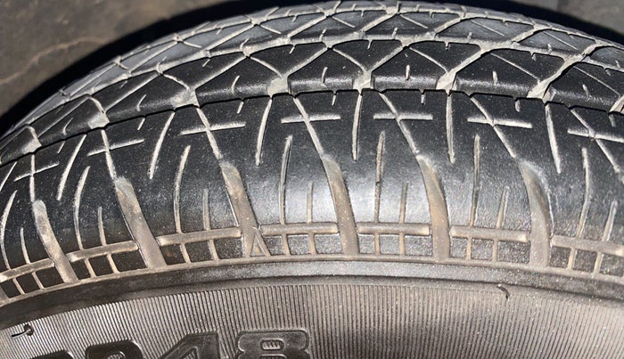 2016 Hyundai Eon ERA +, Petrol, Manual, 1,04,823 km, Right Front Tyre Tread