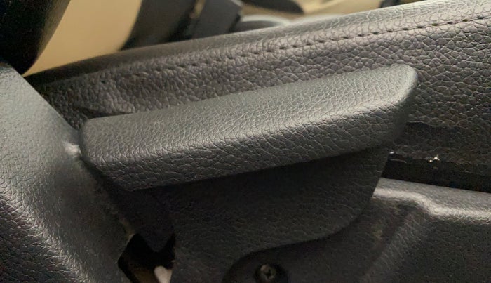 2016 Hyundai Eon ERA +, Petrol, Manual, 1,04,823 km, Driver Side Adjustment Panel