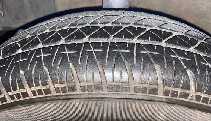 2016 Hyundai Eon ERA +, Petrol, Manual, 1,04,823 km, Left Front Tyre Tread