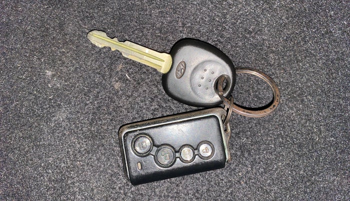 2016 Hyundai Eon ERA +, Petrol, Manual, 1,04,823 km, Key Close Up