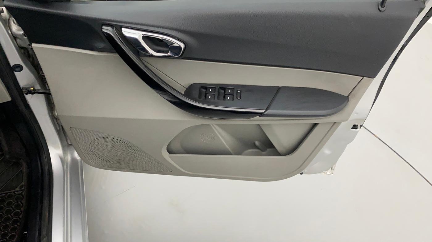 2016 Tata Tiago XZ 1.2 REVOTRON, Petrol, Manual, 27,728 km, Driver Side Door Panels Control