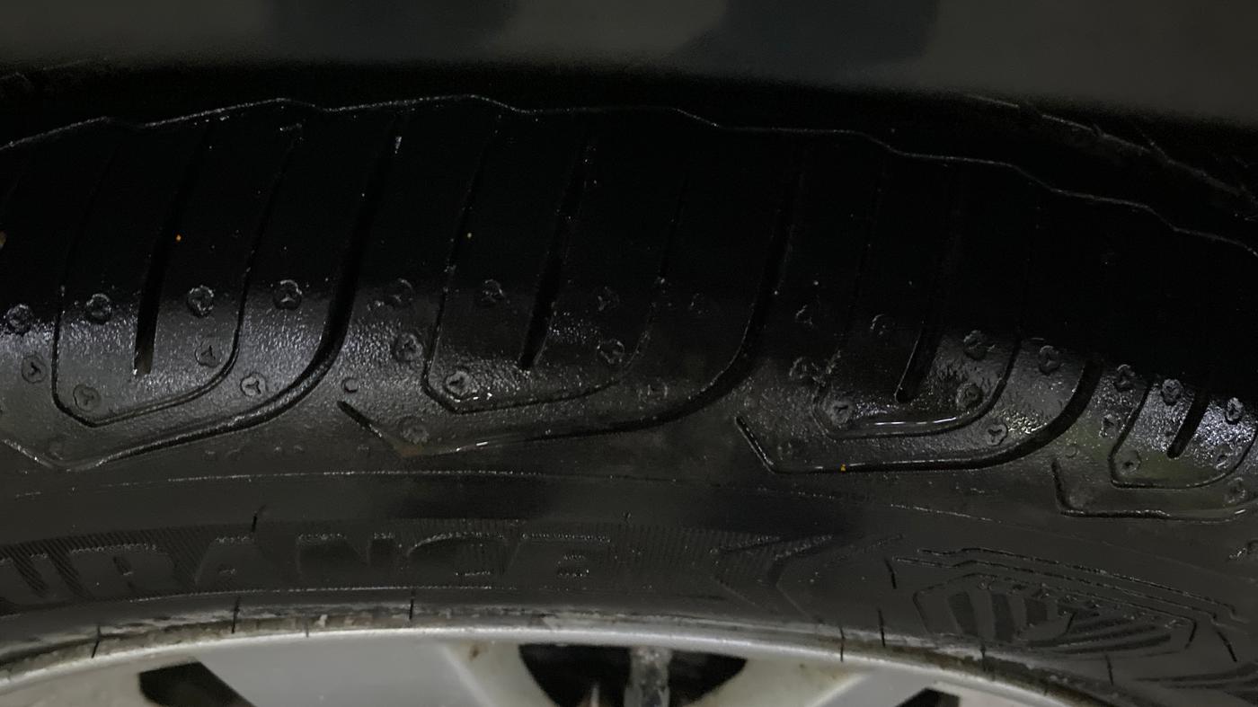 2016 Volkswagen Polo HIGHLINE1.2L, Petrol, Manual, 85,365 km, Right Front Tyre Tread