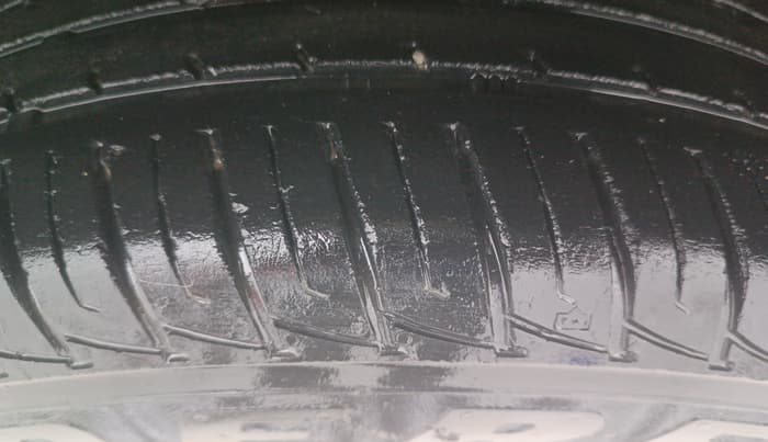2016 Mahindra NUVOSPORT N8, Diesel, Manual, 1,00,561 km, Right Front Tyre Tread
