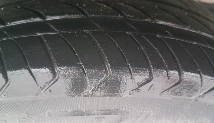 2016 Mahindra NUVOSPORT N8, Diesel, Manual, 1,00,561 km, Right Rear Tyre Tread
