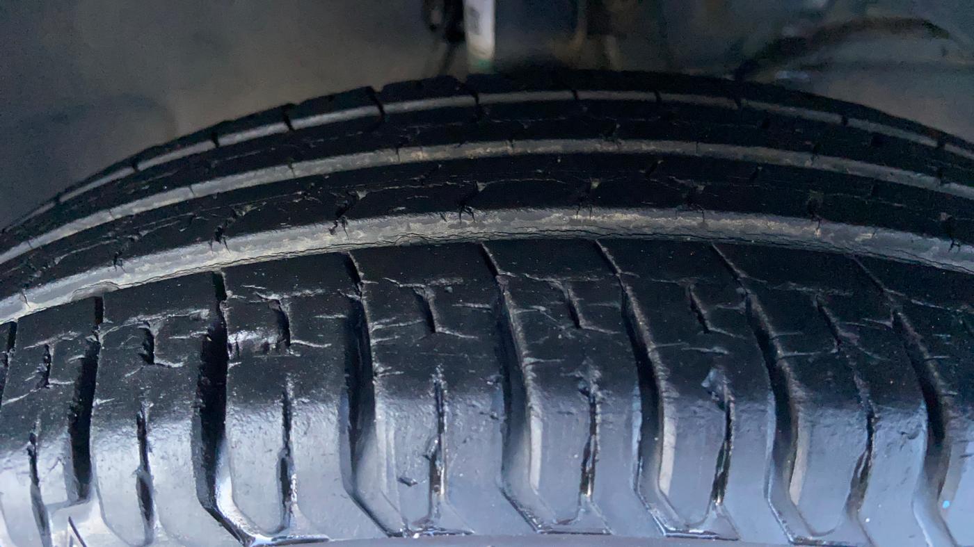 2017 Maruti Dzire VXI, Petrol, Manual, 16,041 km, Right Front Tyre Tread