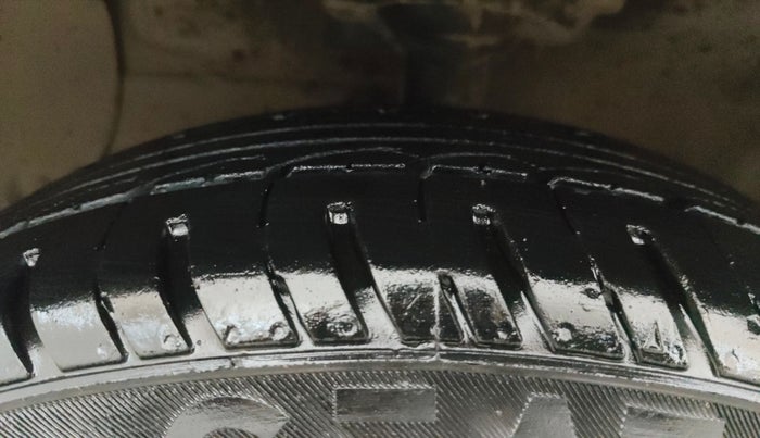 2015 Hyundai Xcent S 1.2, Petrol, Manual, 1,08,313 km, Left Front Tyre Tread