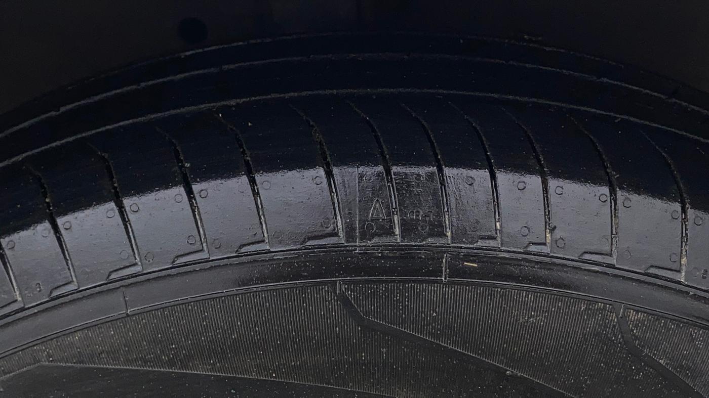 2015 Maruti Swift VXI, Petrol, Manual, 46,984 km, Right Front Tyre Tread