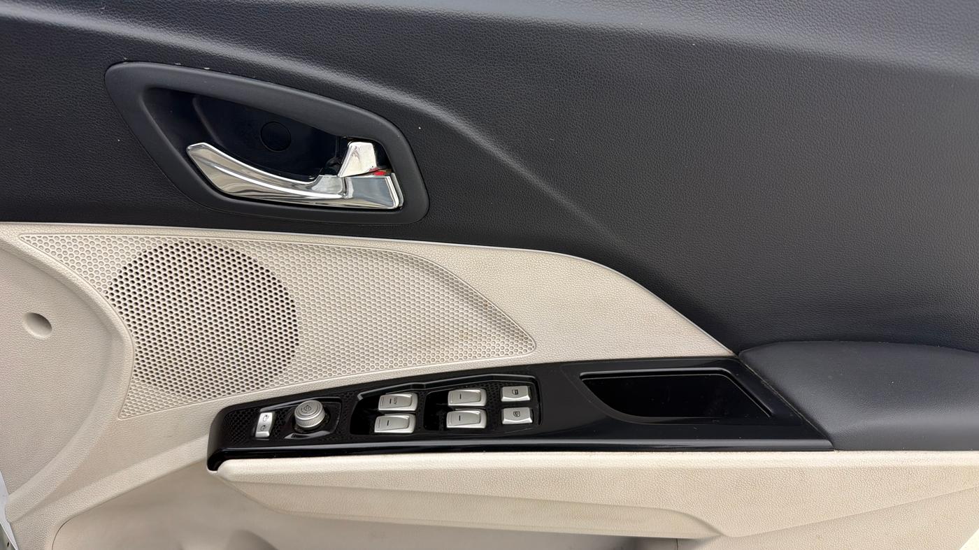 2024 Mahindra XUV300 W8 (O) 1.5 DIESEL, Diesel, Manual, 23,542 km, Driver Side Door Panels Control