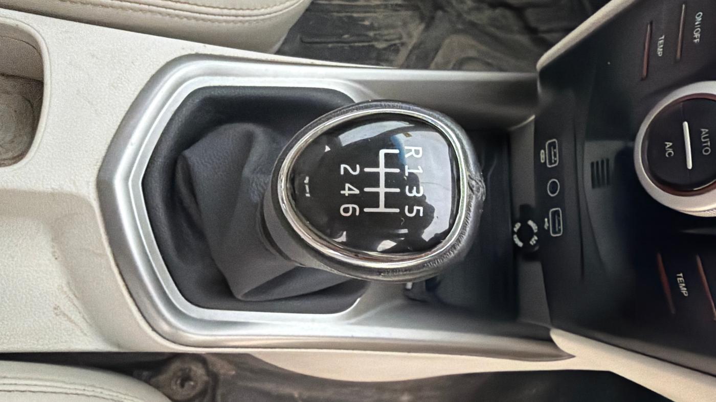 2024 Mahindra XUV300 W8 (O) 1.5 DIESEL, Diesel, Manual, 23,542 km, Gear Lever