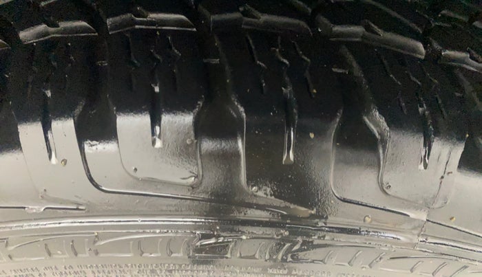 2018 Mahindra XUV500 W9 AT, Diesel, Automatic, 75,785 km, Right Front Tyre Tread