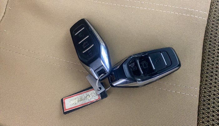 2018 Mahindra XUV500 W9 AT, Diesel, Automatic, 75,785 km, Key Close Up