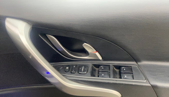 2018 Mahindra XUV500 W9 AT, Diesel, Automatic, 75,785 km, Driver Side Door Panels Control