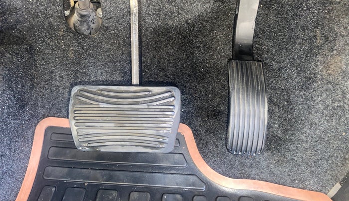 2018 Mahindra XUV500 W9 AT, Diesel, Automatic, 75,785 km, Pedals