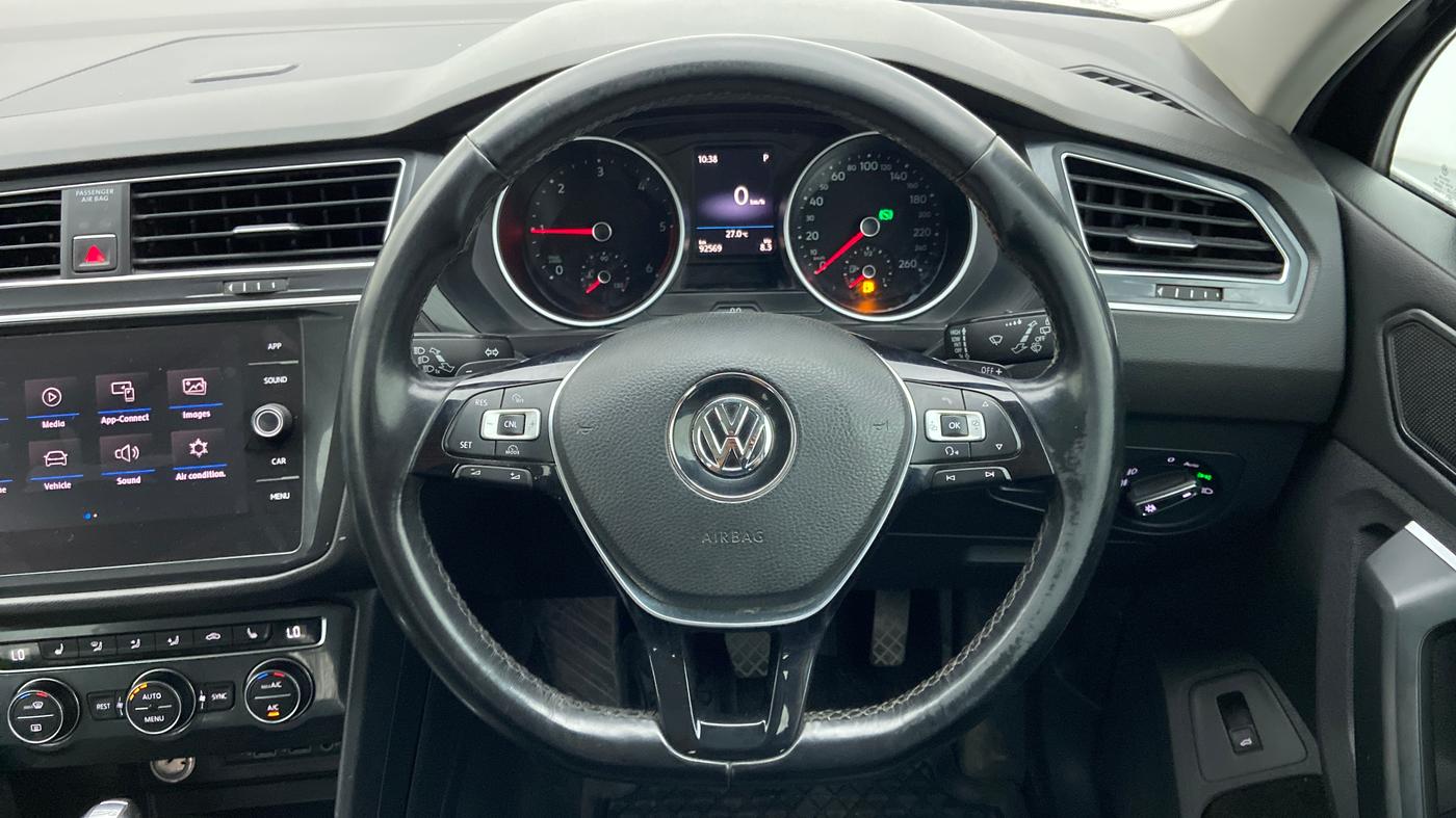 2018 Volkswagen TIGUAN HIGHLINE A/T, Diesel, Automatic, 92,569 km, Steering Wheel Close Up