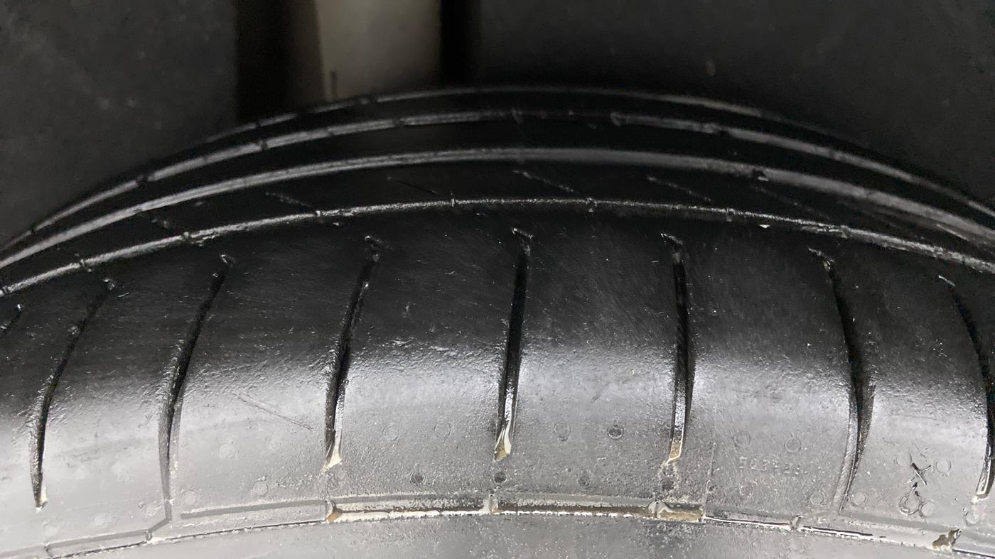 2018 Volkswagen TIGUAN HIGHLINE A/T, Diesel, Automatic, 92,569 km, Right Rear Tyre Tread