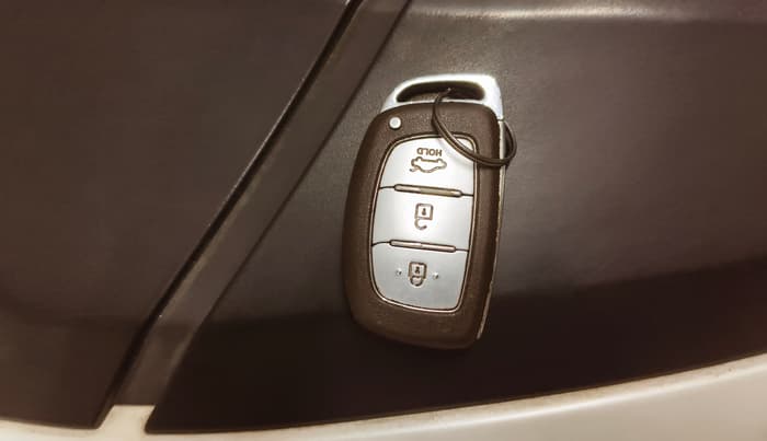 2015 Hyundai Verna FLUIDIC 1.6 CRDI S(O) 4S, Diesel, Manual, 92,597 km, Key Close Up