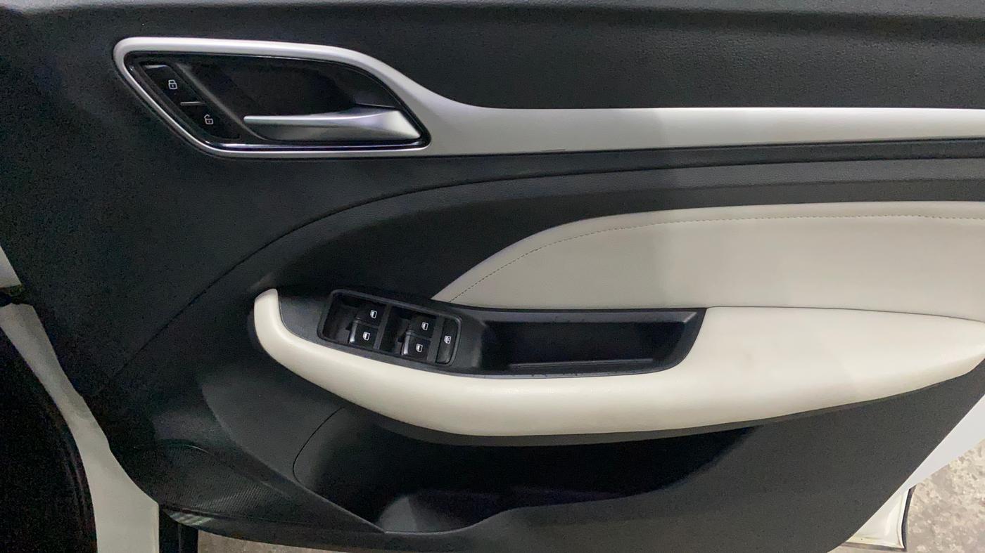 2022 MG ASTOR SUPER EX 1.5 MT, Petrol, Manual, 15,802 km, Driver Side Door Panels Control