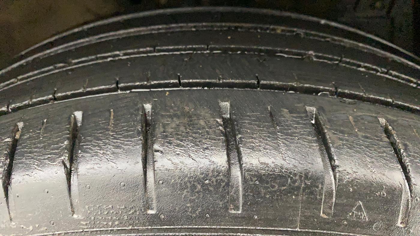 2014 Maruti Swift VXI, Petrol, Manual, 53,224 km, Right Front Tyre Tread