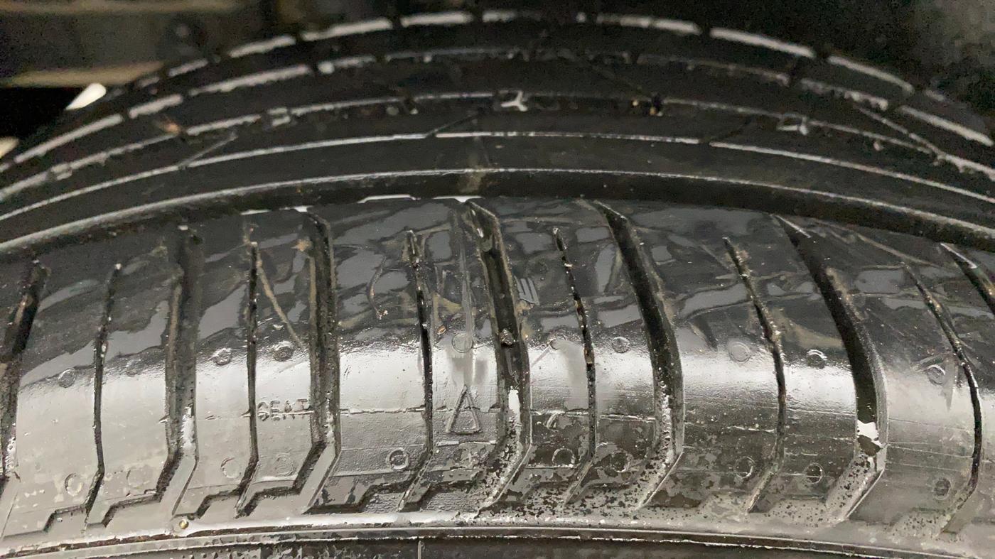 2014 Maruti Swift VXI, Petrol, Manual, 53,224 km, Right Rear Tyre Tread