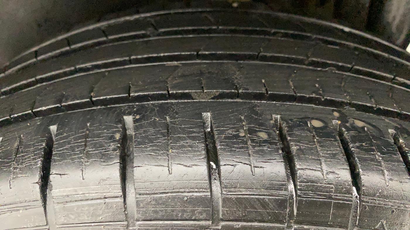 2014 Maruti Swift VXI, Petrol, Manual, 53,224 km, Left Rear Tyre Tread