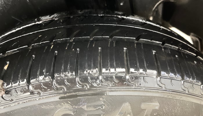 2016 Maruti Ertiga VXI, Petrol, Manual, 92,928 km, Left Rear Tyre Tread