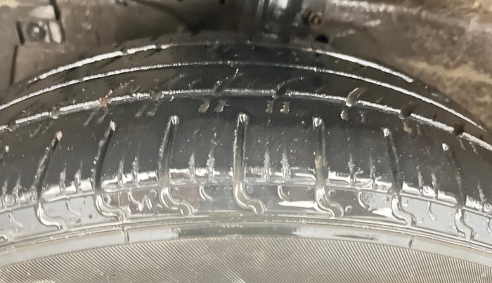 2016 Maruti Ertiga VXI, Petrol, Manual, 92,928 km, Left Front Tyre Tread