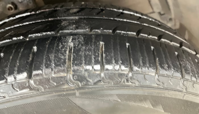 2016 Maruti Ertiga VXI, Petrol, Manual, 92,928 km, Right Front Tyre Tread