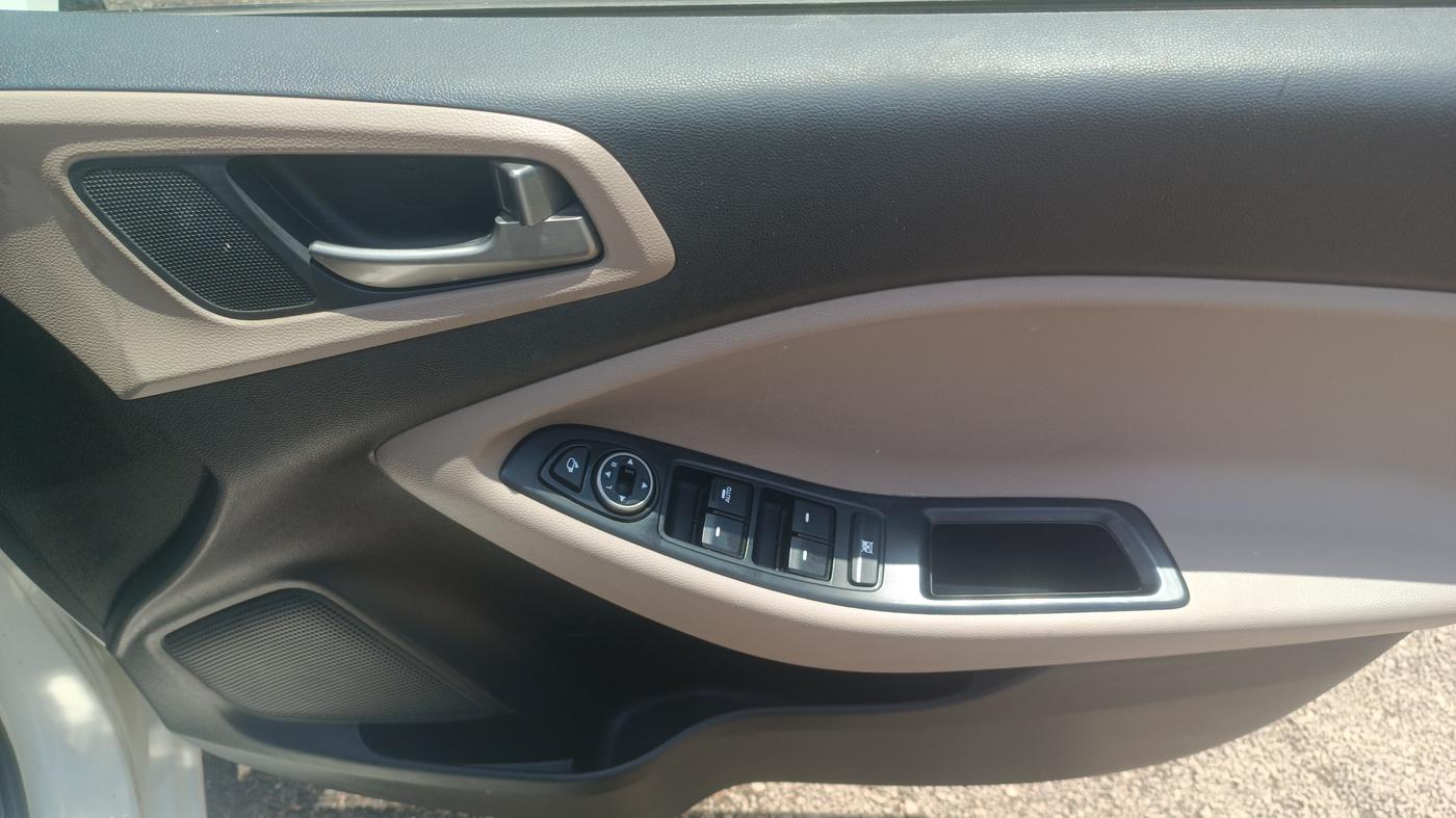 2015 Hyundai Elite i20 ASTA 1.2, Petrol, Manual, 50,385 km, Driver Side Door Panels Control