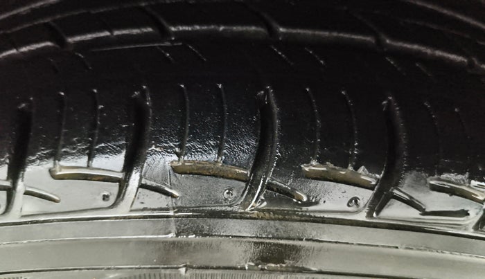 2017 Hyundai Grand i10 MAGNA AT 1.2 KAPPA VTVT, Petrol, Automatic, 38,740 km, Right Front Tyre Tread