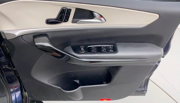 2022 Mahindra XUV700 AX 7 LUXURY D AWD AT 7 STR, Diesel, Automatic, 39,080 km, Driver Side Door Panels Control