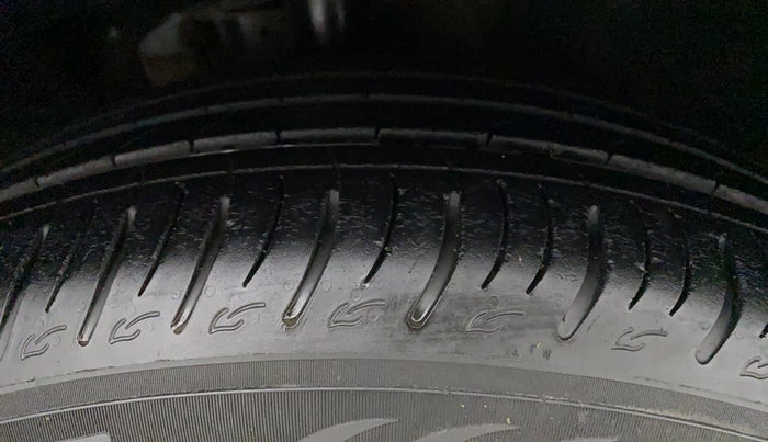 2022 Mahindra XUV700 AX 7 LUXURY D AWD AT 7 STR, Diesel, Automatic, 39,080 km, Right Front Tyre Tread