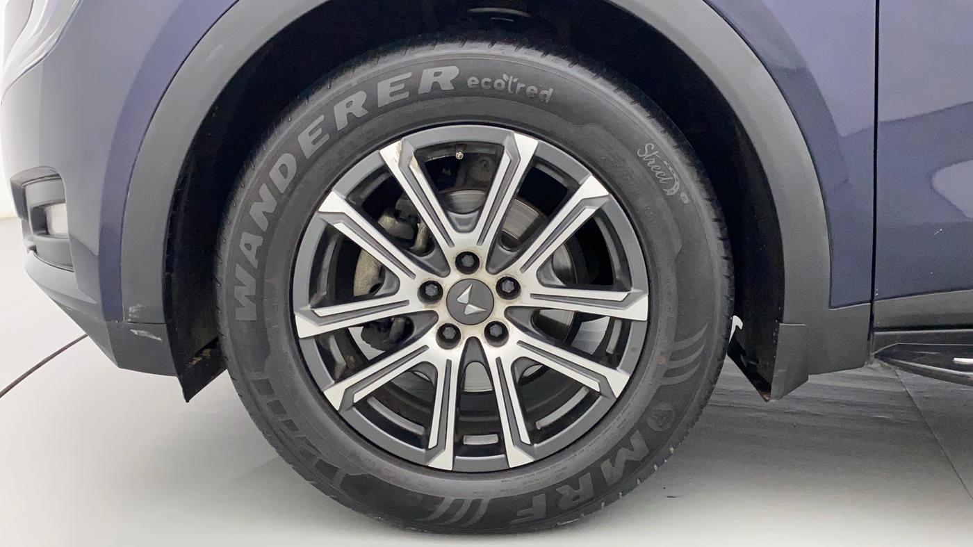 2022 Mahindra XUV700 AX 7 LUXURY D AWD AT 7 STR, Diesel, Automatic, 39,080 km, Left Front Wheel