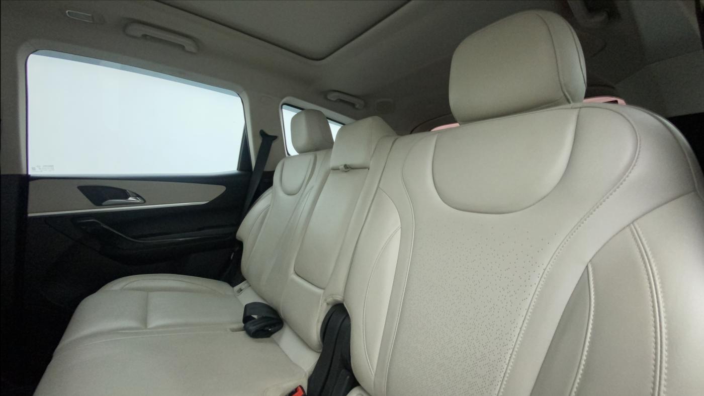 2022 Mahindra XUV700 AX 7 LUXURY D AWD AT 7 STR, Diesel, Automatic, 39,080 km, Right Side Rear Door Cabin