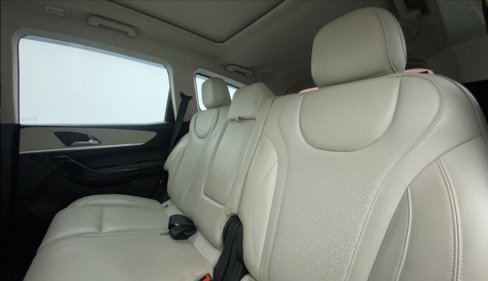 2022 Mahindra XUV700 AX 7 LUXURY D AWD AT 7 STR, Diesel, Automatic, 39,080 km, Right Side Rear Door Cabin