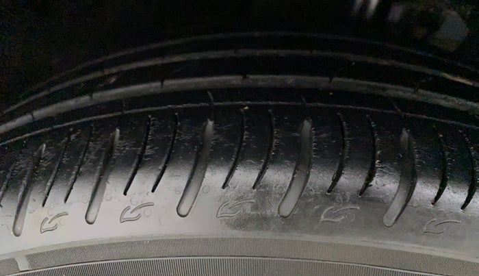 2022 Mahindra XUV700 AX 7 LUXURY D AWD AT 7 STR, Diesel, Automatic, 39,080 km, Left Front Tyre Tread