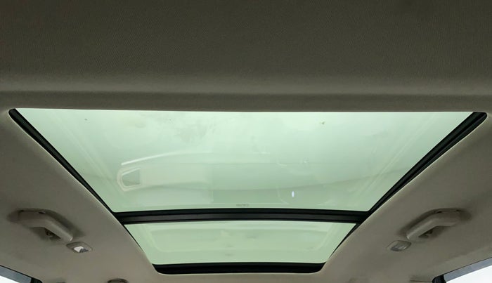 2022 Mahindra XUV700 AX 7 LUXURY D AWD AT 7 STR, Diesel, Automatic, 39,080 km, Moonroof/ Sunroof