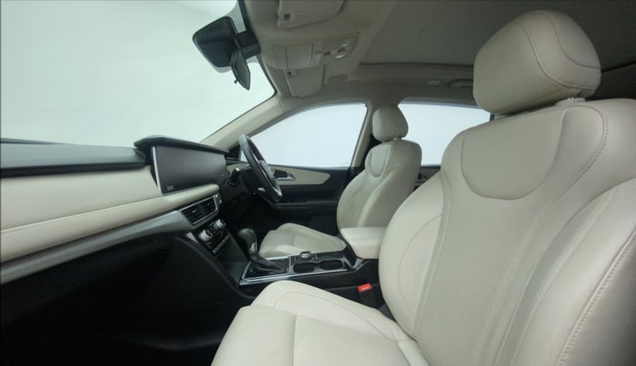 2022 Mahindra XUV700 AX 7 LUXURY D AWD AT 7 STR, Diesel, Automatic, 39,080 km, Right Side Front Door Cabin