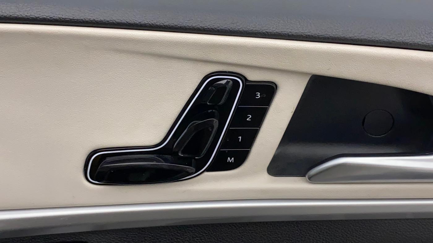 2022 Mahindra XUV700 AX 7 LUXURY D AWD AT 7 STR, Diesel, Automatic, 39,080 km, Driver Side Adjustment Panel