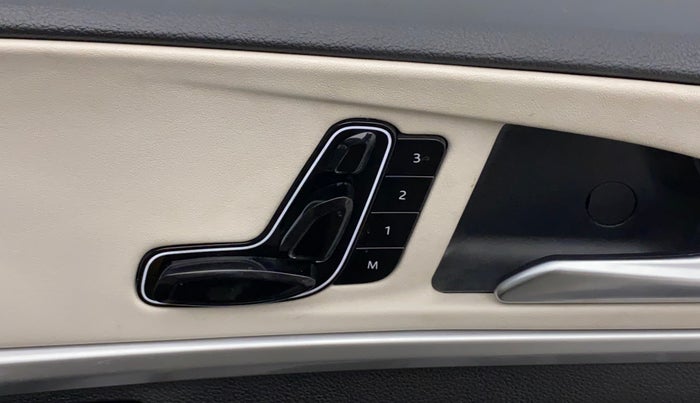 2022 Mahindra XUV700 AX 7 LUXURY D AWD AT 7 STR, Diesel, Automatic, 39,080 km, Driver Side Adjustment Panel