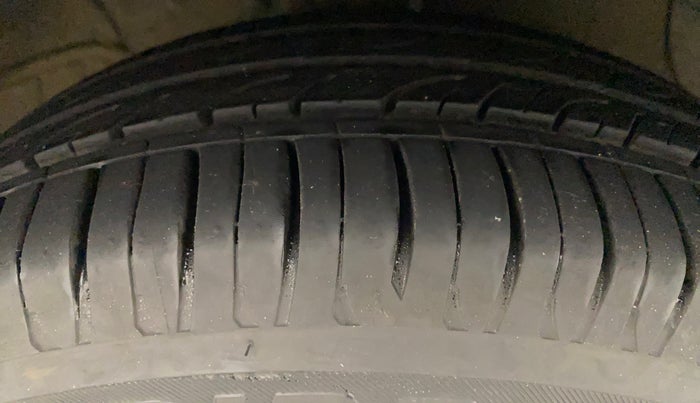 2018 Hyundai Grand i10 SPORTZ (O) 1.2 KAPPA VTVT, Petrol, Manual, 28,031 km, Right Front Tyre Tread