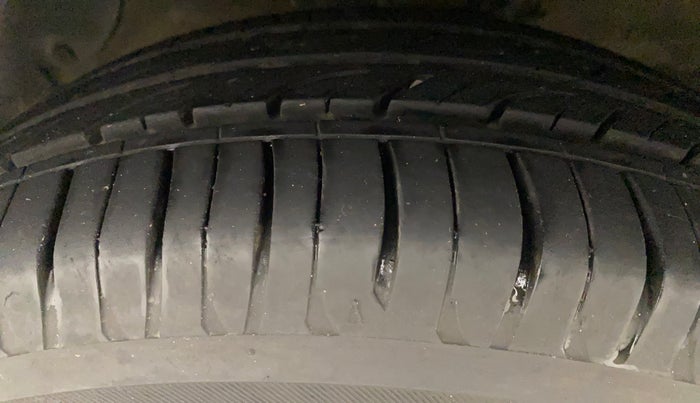 2018 Hyundai Grand i10 SPORTZ (O) 1.2 KAPPA VTVT, Petrol, Manual, 28,031 km, Left Front Tyre Tread