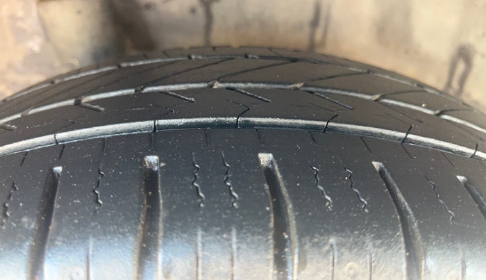 2015 Honda Brio VX AT, Petrol, Automatic, 80,015 km, Right Rear Tyre Tread