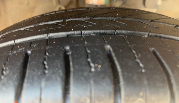 2015 Honda Brio VX AT, Petrol, Automatic, 80,015 km, Right Front Tyre Tread